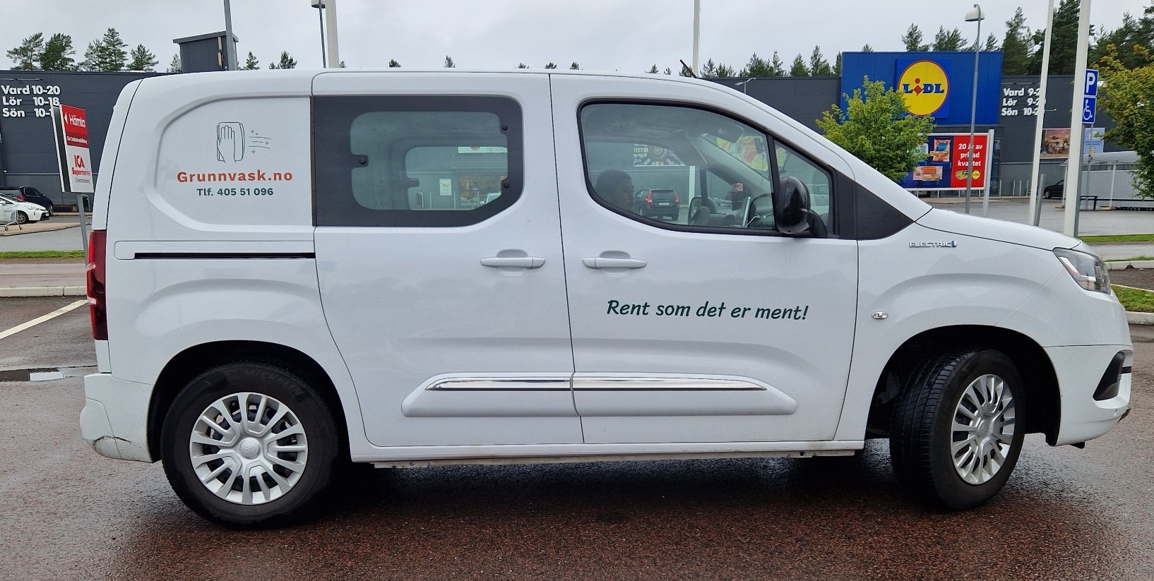 Richelle smiler mens hun vasker